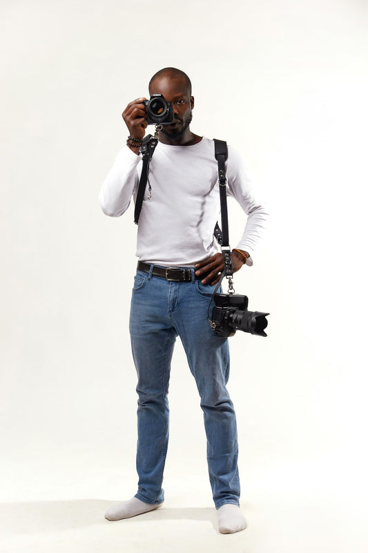 Schlanker schwarzer Doppelkamera-Gurt